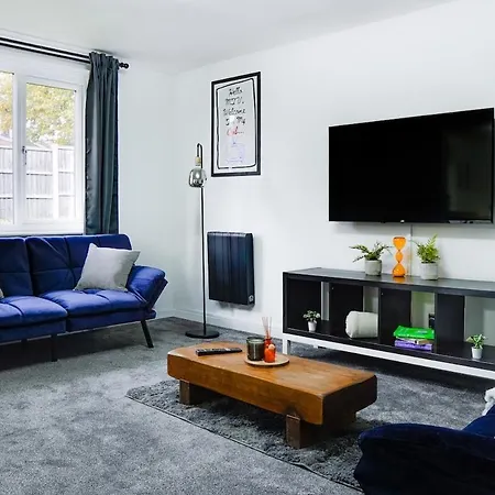 Spacious 2BR Near Centre Sleeps 6 Parking