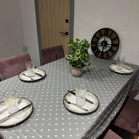 3, Centrally Located Near Northern Quarter