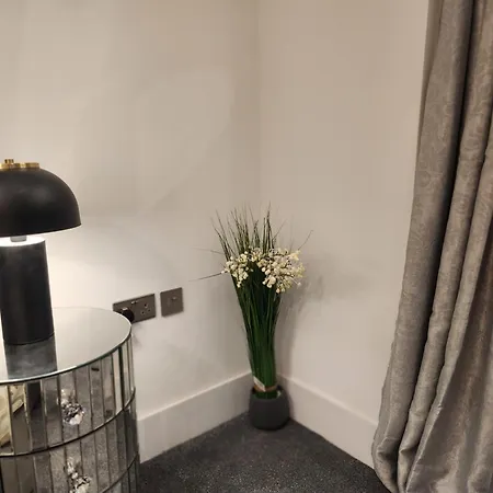 Апартаменты Charming Ground Floor Tudor Free Wifi Манчестер