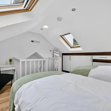 Апартаменты Four Bedroom House By Brookland Serviced Short Lets Salford With Free Wifi