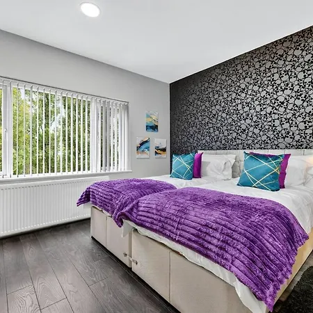 Salford Large 4 Bed Sleeps 7 Апартаменты Манчестер