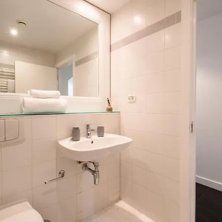 Modern 2 Bed With Balcony By Arndale *