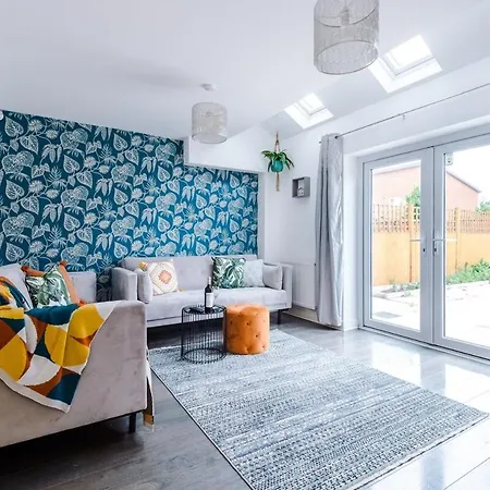 Stylish 4 Bedroom House - Parking, Wi-fi, Kitchen 曼彻斯特