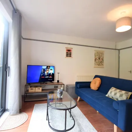 Stylish 1br Retreat With Garden And Rustic Kitchen 펜션 맨체스터