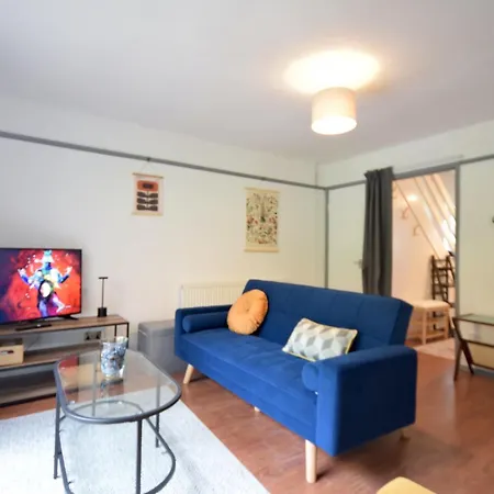 Stylish 1br Retreat With Garden And Rustic Kitchen 펜션