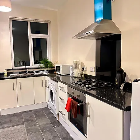 Our Charming 3-bedroom, 1-bathroom Flat Apartament *