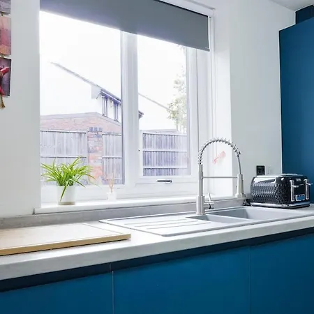 Spacious 2BR Near Centre Sleeps 6 Parking Apartamento *