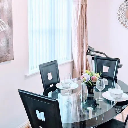 2 Bed - Sleeps 4 - Free Parking - 5 Min To Centre アパート