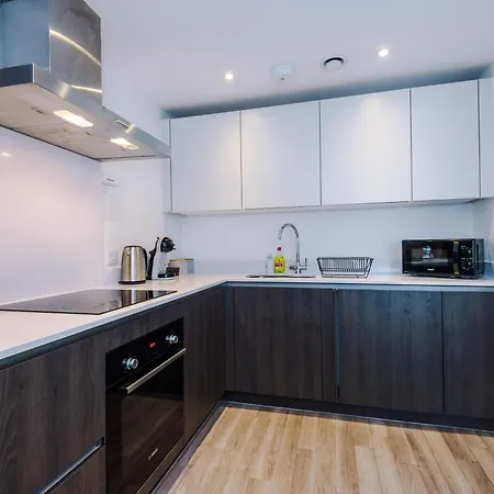 Stylish Two Bedroom With Balcony