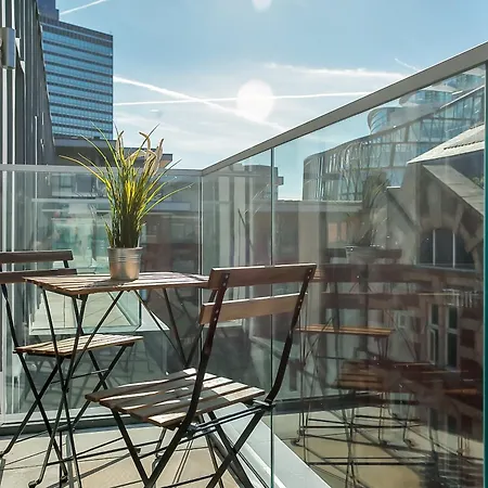 Apartment Stylish Two Bedroom With Balcony Manchester