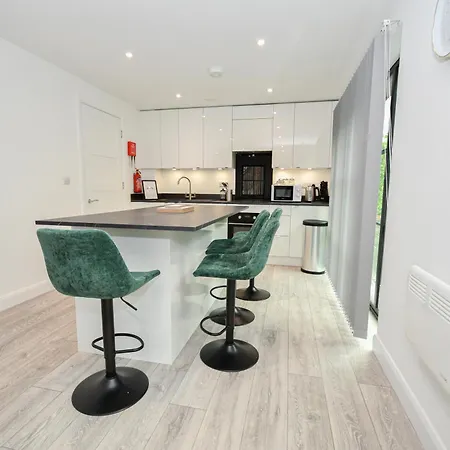 Modern 3br & 2ba With Free Parking, M4