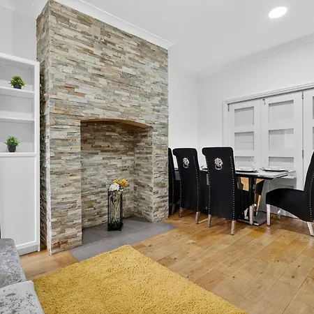 Salford Large 4 Bed Sleeps 7 * Манчестер