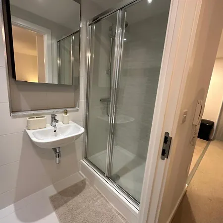 Modern Retreat With Gym Access In Salford, *
