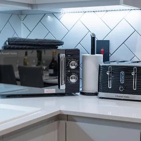 2 Bed Apartment, In The Heart Of Centre! 7 Mins Walk From Piccadilly Station! *