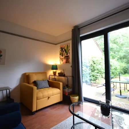 Stylish 1br Retreat With Garden And Rustic Kitchen 펜션 *