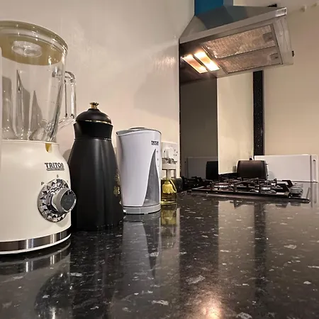 Our Charming 3-bedroom, 1-bathroom Flat Apartament Manchester
