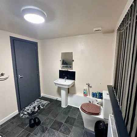 Apartment Our Charming 3-bedroom, 1-bathroom Flat *