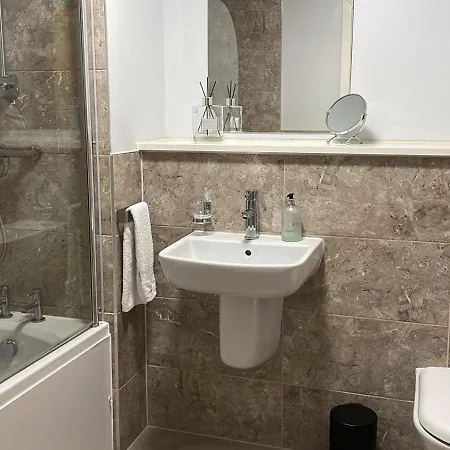 - Sleeps 4 Pets Allowed & Parking Appartement