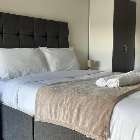 - Sleeps 4 Pets Allowed & Parking Manchester