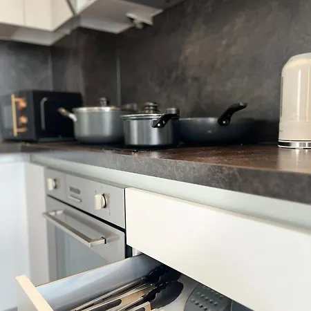 Joyful Group - Stylish 2br Retreat On Regent Road Apartment *