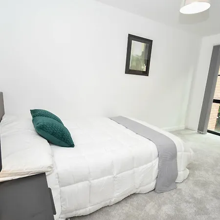 Modern 3br & 2ba With Free Parking, M4