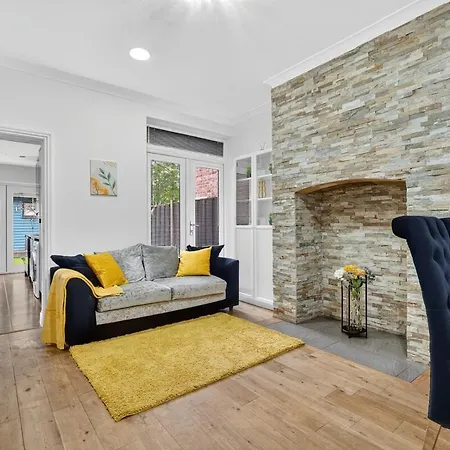 Апартаменты Four Bedroom House By Brookland Serviced Short Lets Salford With Free Wifi Манчестер