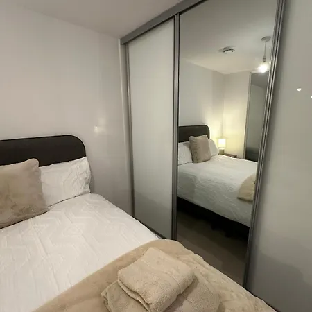 Modern Retreat With Gym Access In Salford, * Manchester