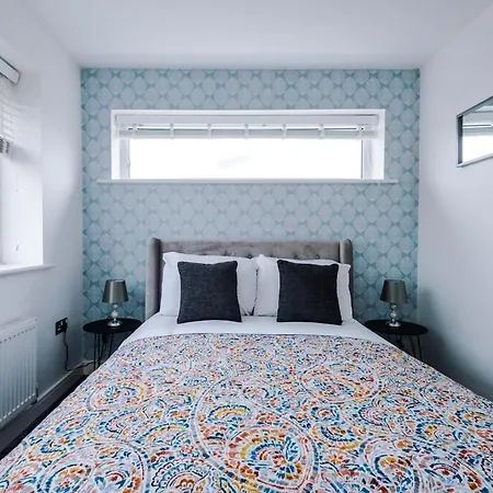 Stylish 4 Bedroom House - Parking, Wi-fi, Kitchen 公寓 *