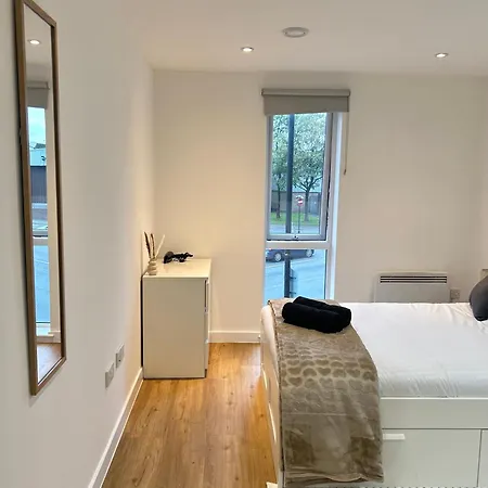 Apartment With - Terrace - Gym- Free Parking- Next To Man Stadium & Centre