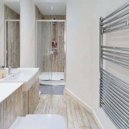 Orbit Modern 2 Bed 2 Bath Centre Apartment *