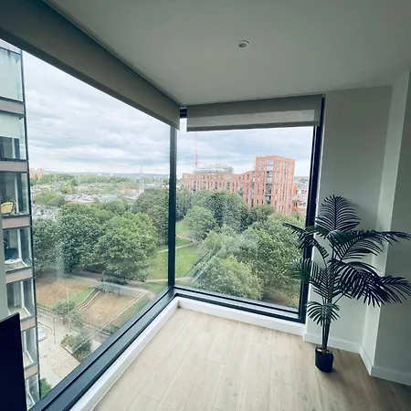 Sky View Centre Luxe - 2 Bedrooms 아파트 *