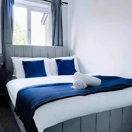 Spacious 2BR Near Centre Sleeps 6 Parking