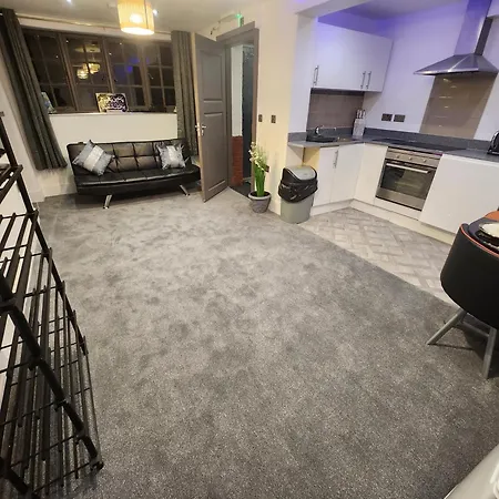 Charming Ground Floor Tudor Free Wifi