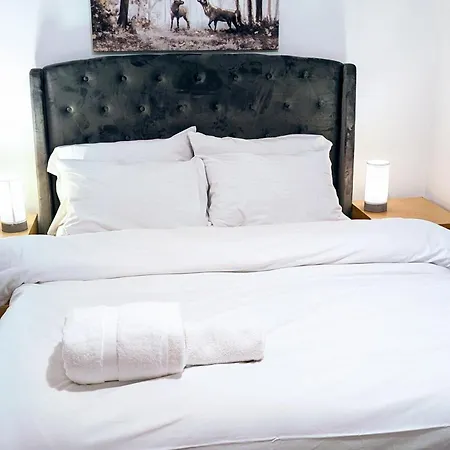 2 Bed - Sleeps 4 - Free Parking - 5 Min To Centre *