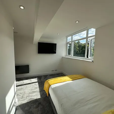 Апартаменты 6 Guests Parking Near Old Trafford Football & Cricket 10 Mins To Ideal For Contractors & Professionals Манчестер