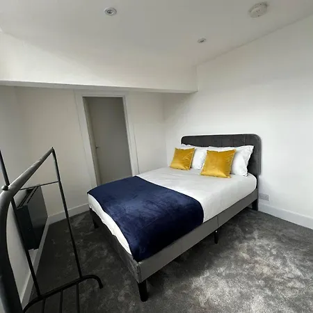 6 Guests Parking Near Old Trafford Football & Cricket 10 Mins To Ideal For Contractors & Professionals