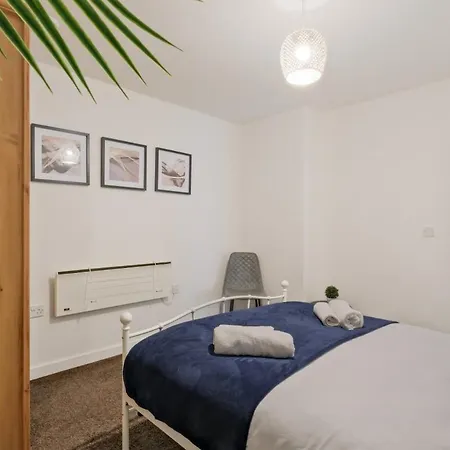 Modern 2 Bed With Balcony By Arndale Appartement