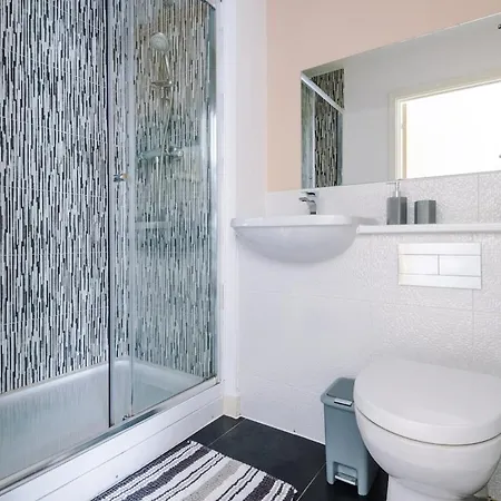 Stylish 4 Bedroom House - Parking, Wi-fi, Kitchen 公寓 *