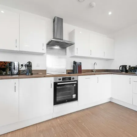 2 Bed Flat Stunning Views Near Centre
