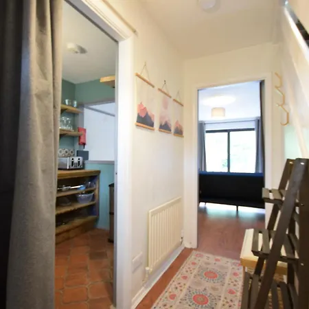 Stylish 1br Retreat With Garden And Rustic Kitchen Дом отдыха *