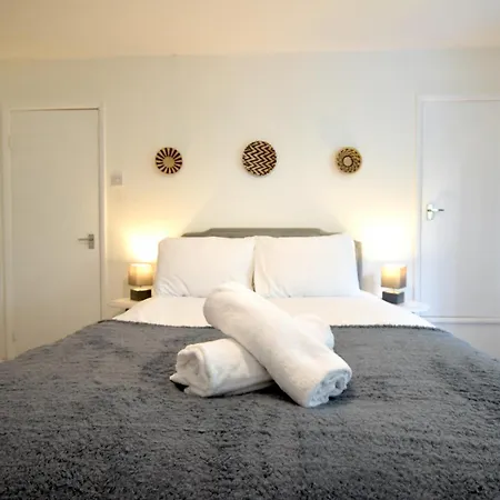Stylish 1br Retreat With Garden And Rustic Kitchen 펜션 맨체스터