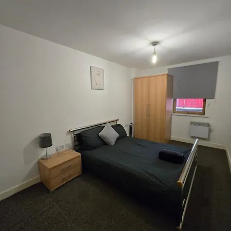 Spacious 2 Bedroom Centre شقة