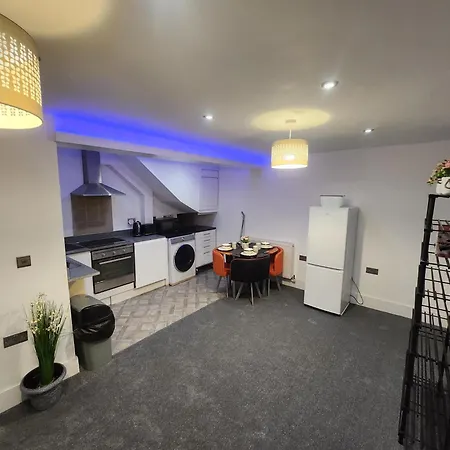 Charming Ground Floor Tudor Free Wifi Apartman