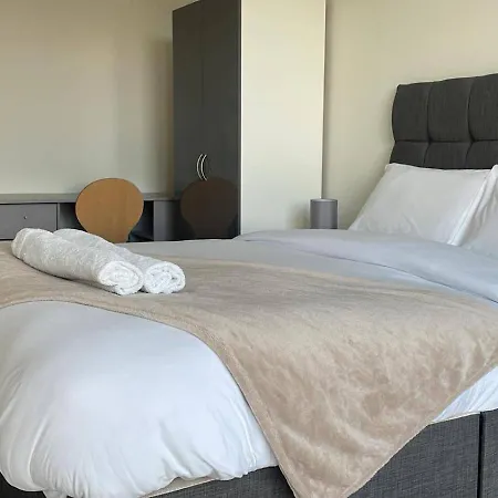 - Sleeps 4 Pets Allowed & Parking * Manchester