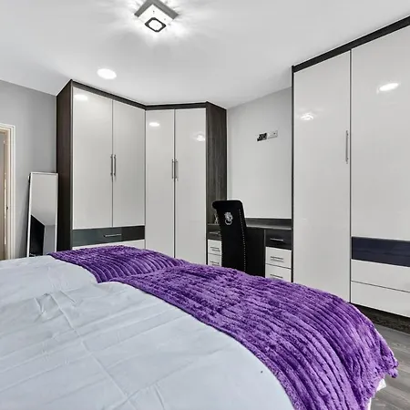 Salford Large 4 Bed Sleeps 7 Апартаменты *