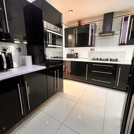 Stylish To Rent 100m From The Etihad And Coop Live مانشستر