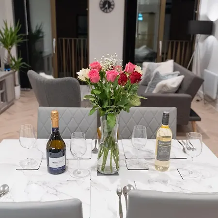 Apartamento 2 Bed Apartment, In The Heart Of Centre! 7 Mins Walk From Piccadilly Station!