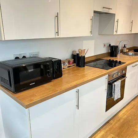 Apartment With - Terrace - Gym- Free Parking- Next To Man Stadium & Centre