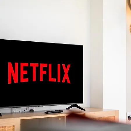 2 Bed Flat With Stunning Views By Superhost Διαμέρισμα *