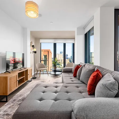 2 Bed Flat With Stunning Views By Superhost